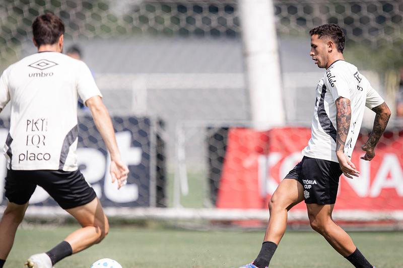 Em pouco tempo de clube, o uruguaio Cristian Oliva garantiu vaga no meio-campo do Santos