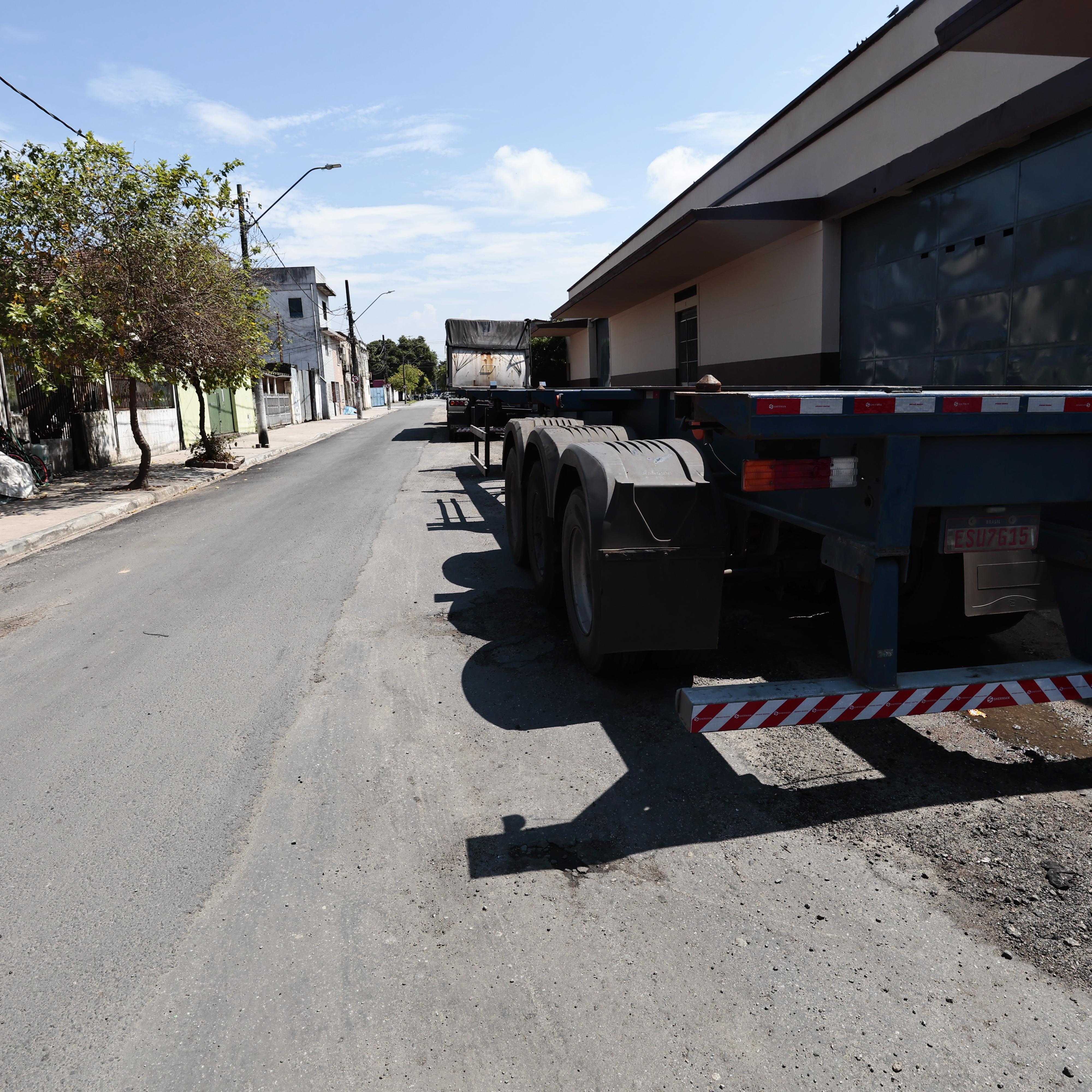 Entre as ruas Rodrigo Silva e Santos Dumont, só um lado da via recebeu asfalto. No outro, lama e buracos