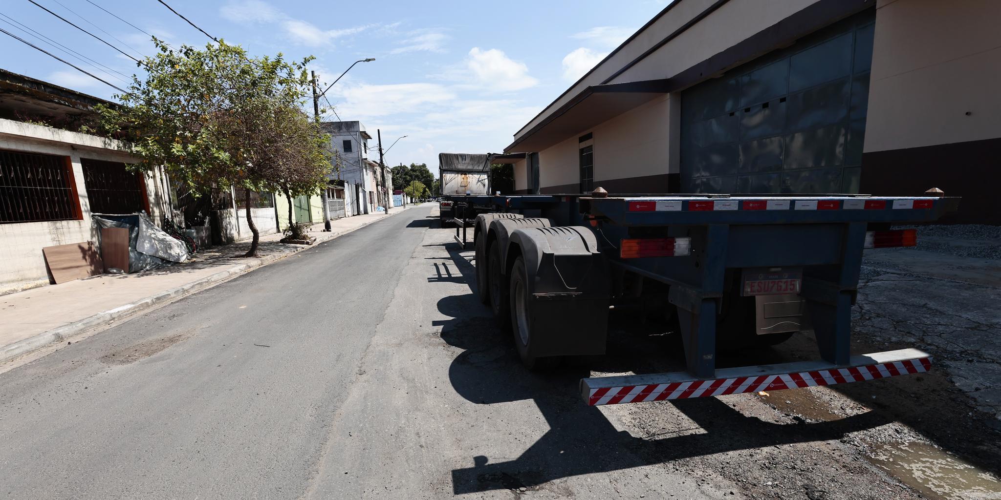 Entre as ruas Rodrigo Silva e Santos Dumont, só um lado da via recebeu asfalto. No outro, lama e buracos