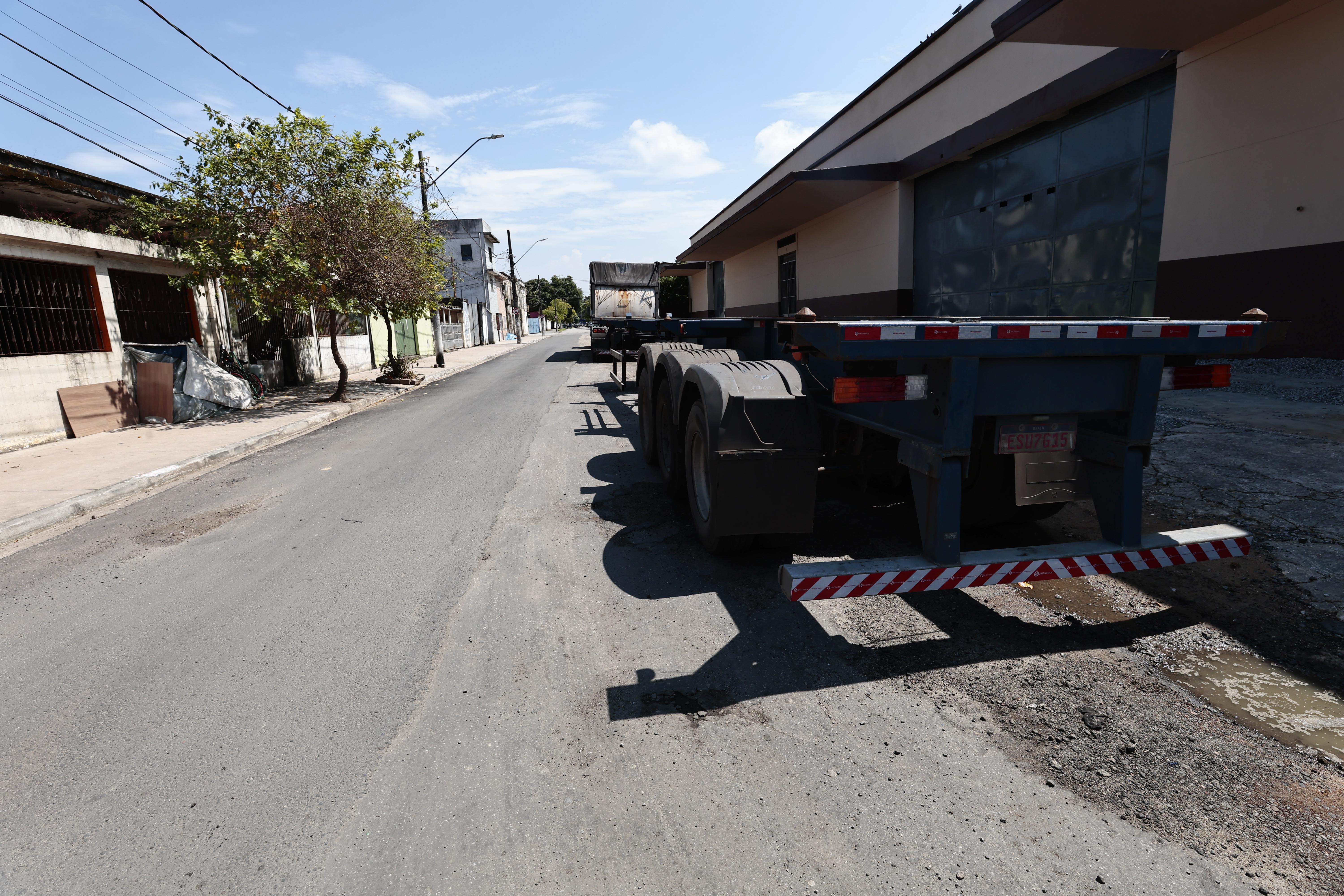 Entre as ruas Rodrigo Silva e Santos Dumont, só um lado da via recebeu asfalto. No outro, lama e buracos