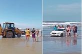 A BMW foi retirada da praia de Bertioga com ajuda de máquina de empresa terceirizada da Prefeitura