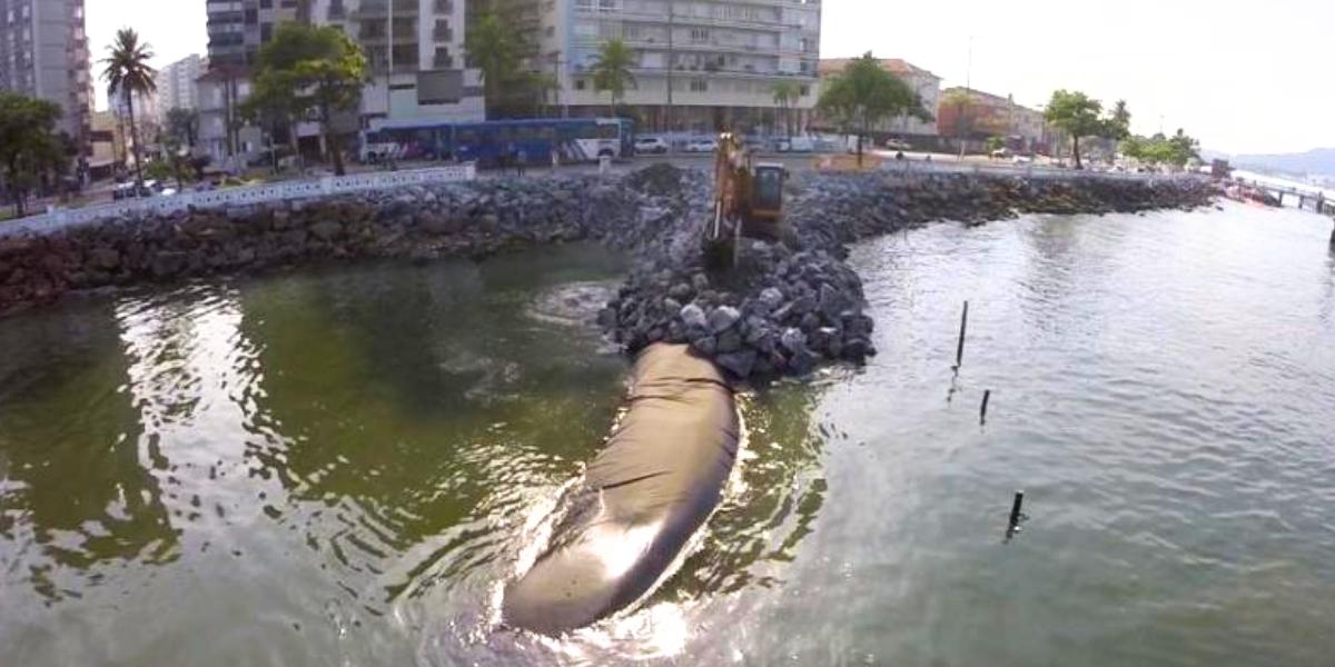 Em projeto-piloto os primeiros geobags foram instalados em 2018 pela Prefeitura de Santos em parceria com a Unicamp