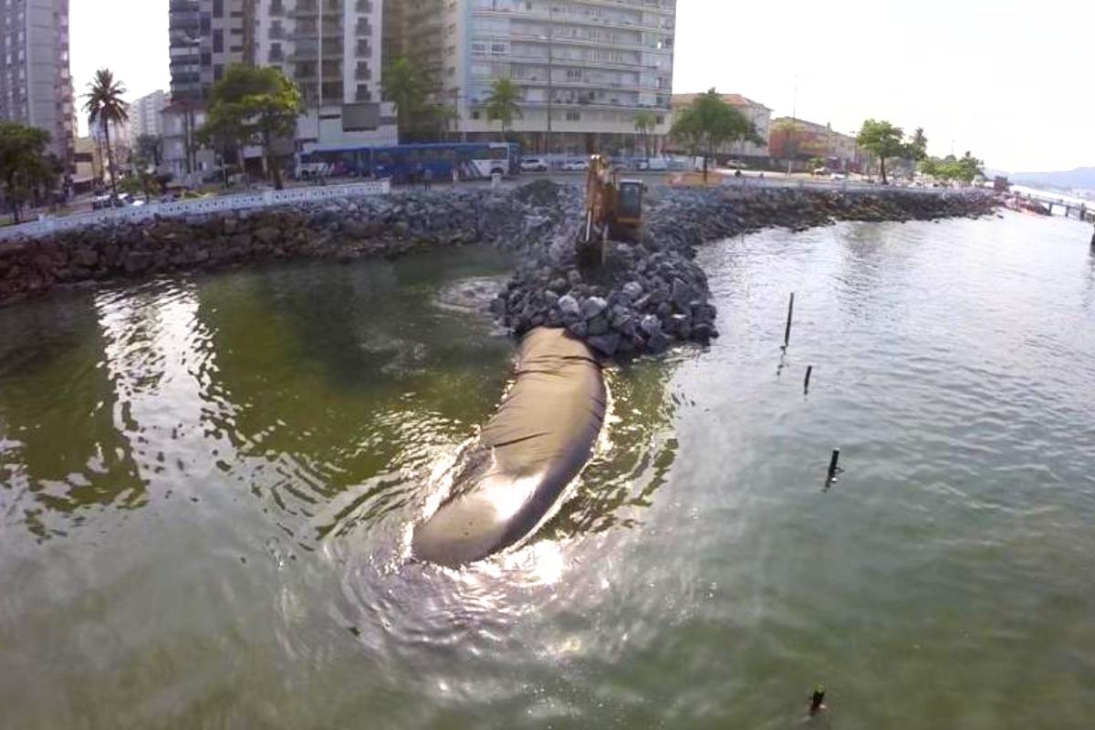 Em projeto-piloto os primeiros geobags foram instalados em 2018 pela Prefeitura de Santos em parceria com a Unicamp