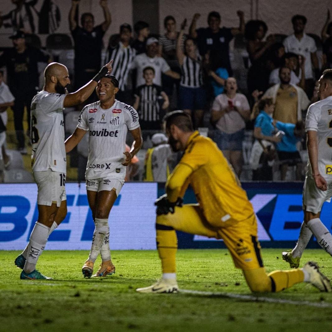 Thaciano e Rony comemoram o primeiro gol do Santos, na vitória por 2 a 0 sobre o Remo na Vila