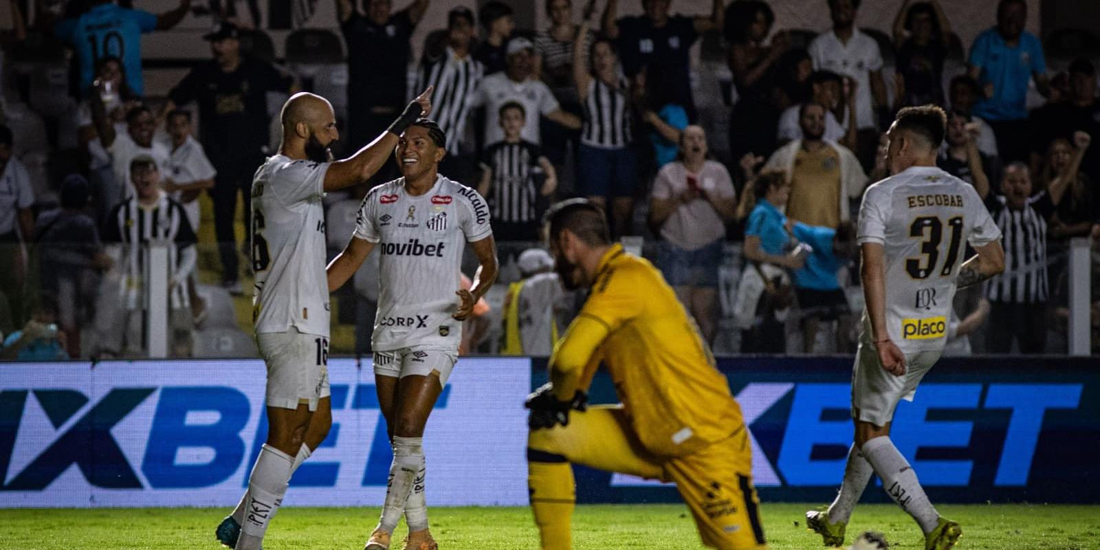 Thaciano e Rony comemoram o primeiro gol do Santos, na vitória por 2 a 0 sobre o Remo na Vila