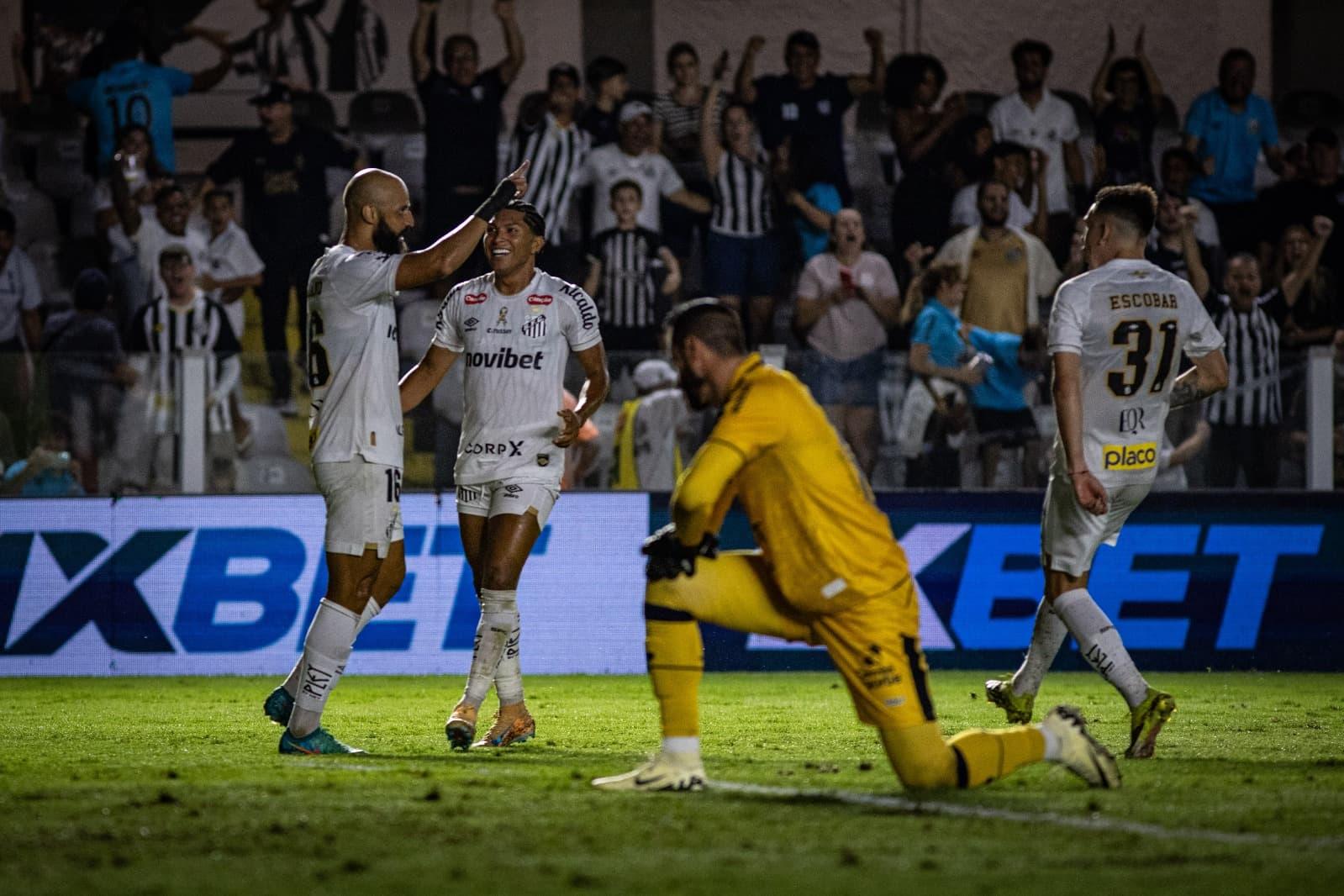 Thaciano e Rony comemoram o primeiro gol do Santos, na vitória por 2 a 0 sobre o Remo na Vila