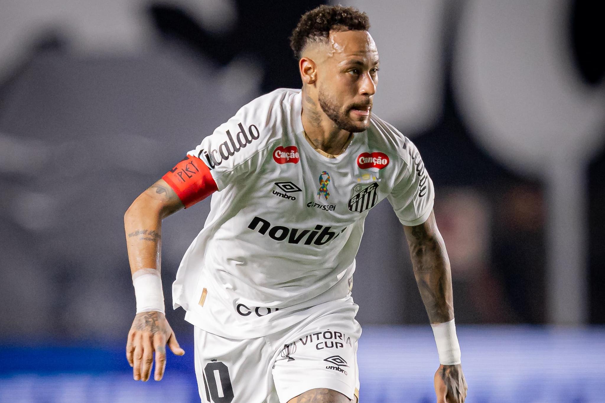 Neymar caiu na pilha do uruguaio Diego Hernández e vai ficar fora do jogo contra o Flamengo