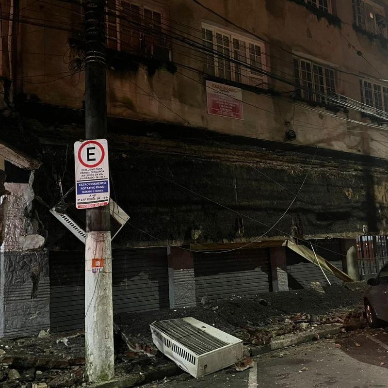 Marquise de edifício localizado na Praça Mauá, no Centro de Santos, caiu na noite de quinta-feira (2)