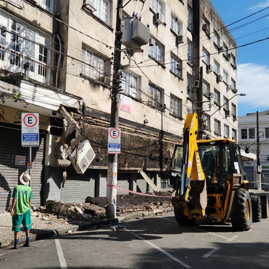 A retirada do entulho e dos materiais que apresentam risco de queda começou nesta sexta (3), no Centro de Santos