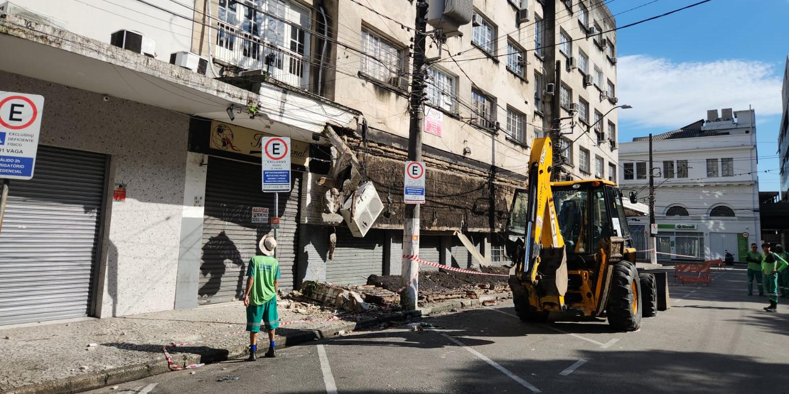 A retirada do entulho e dos materiais que apresentam risco de queda começou nesta sexta (3), no Centro de Santos