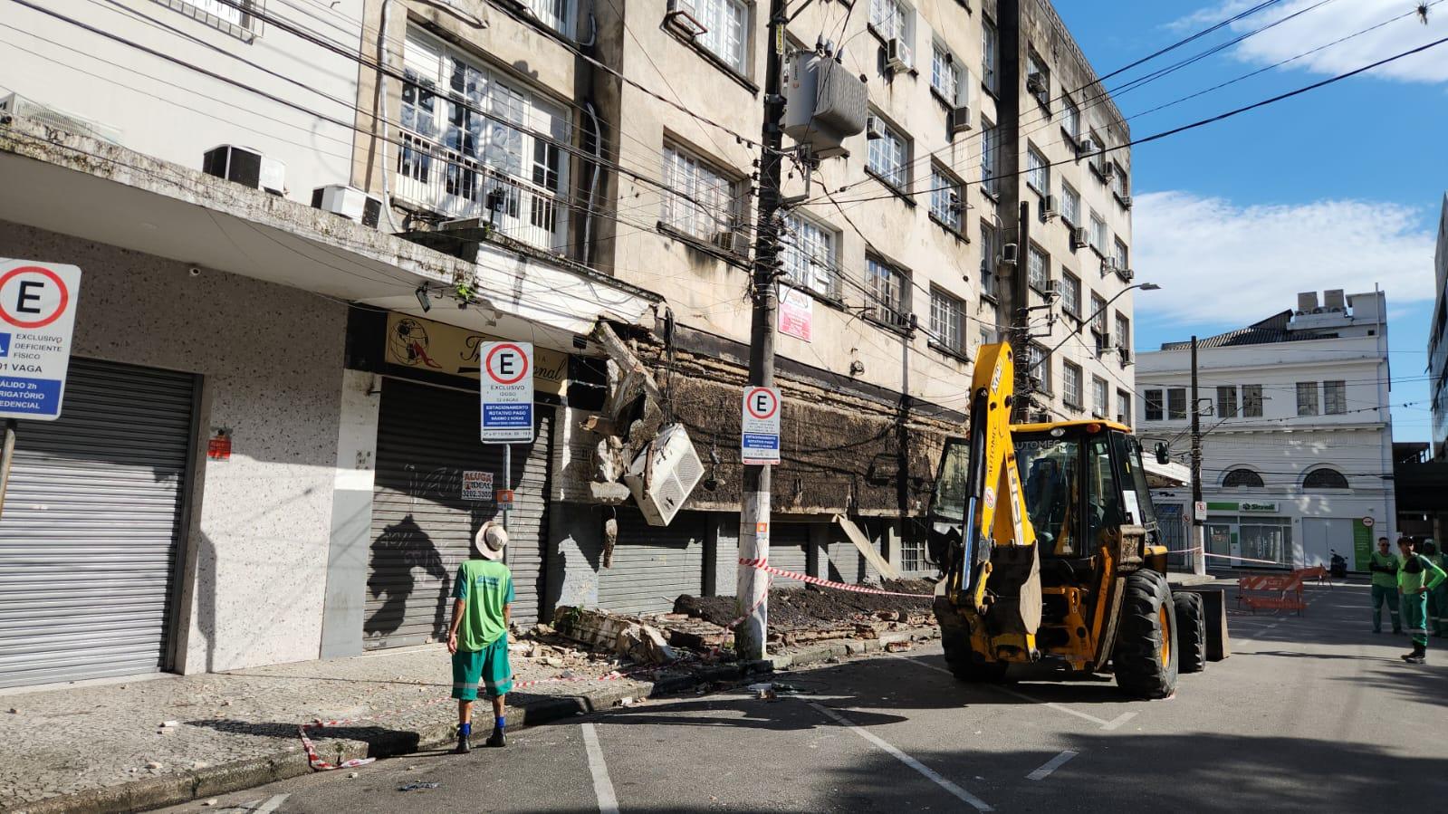A retirada do entulho e dos materiais que apresentam risco de queda começou nesta sexta (3), no Centro de Santos