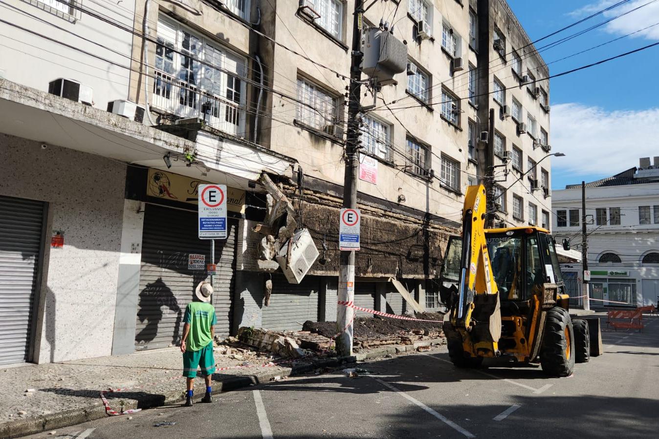 A retirada do entulho e dos materiais que apresentam risco de queda começou nesta sexta (3), no Centro de Santos