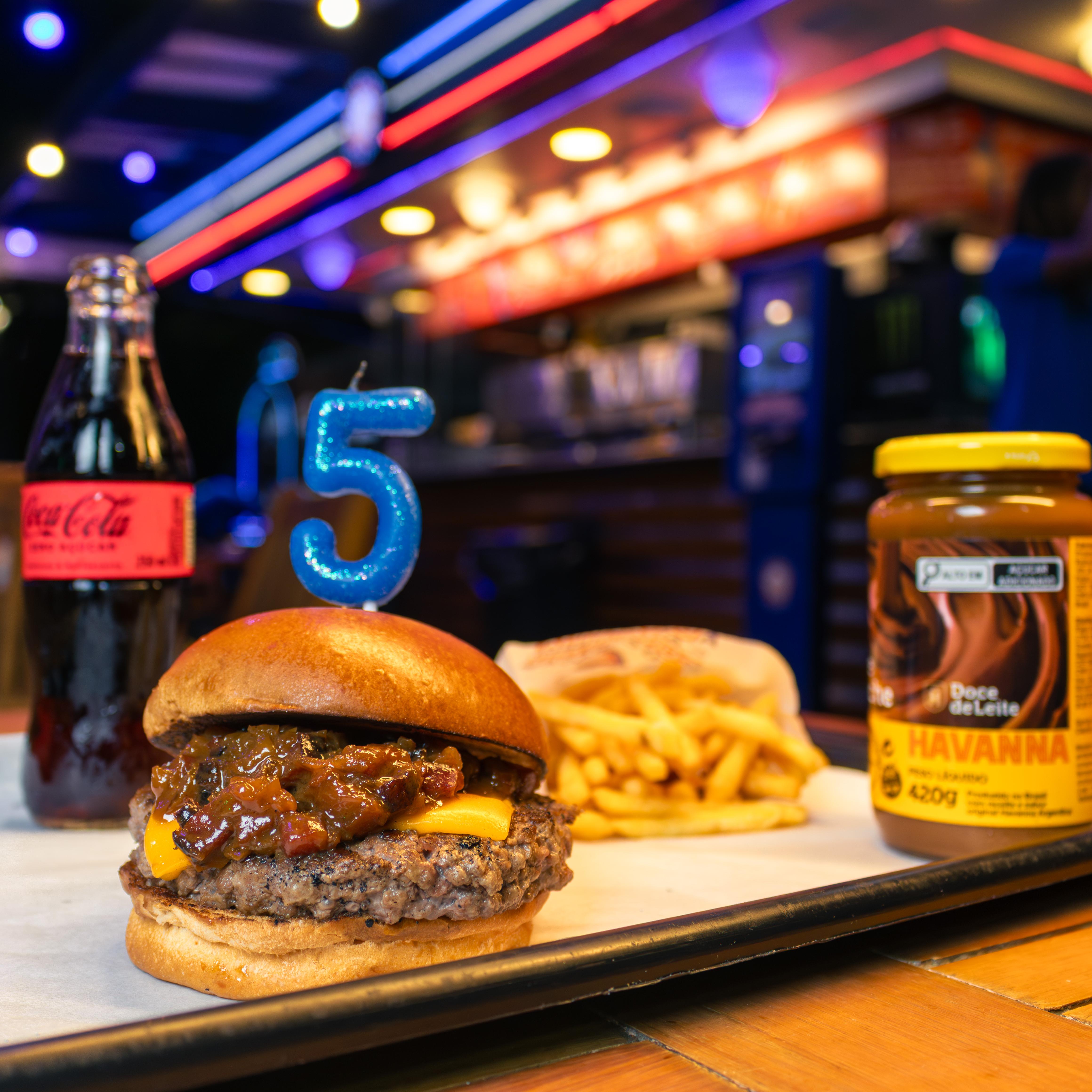 Para comemorar o aniversário, o quiosque de Santos lança hambúrguer que leva doce de leite da Havanna