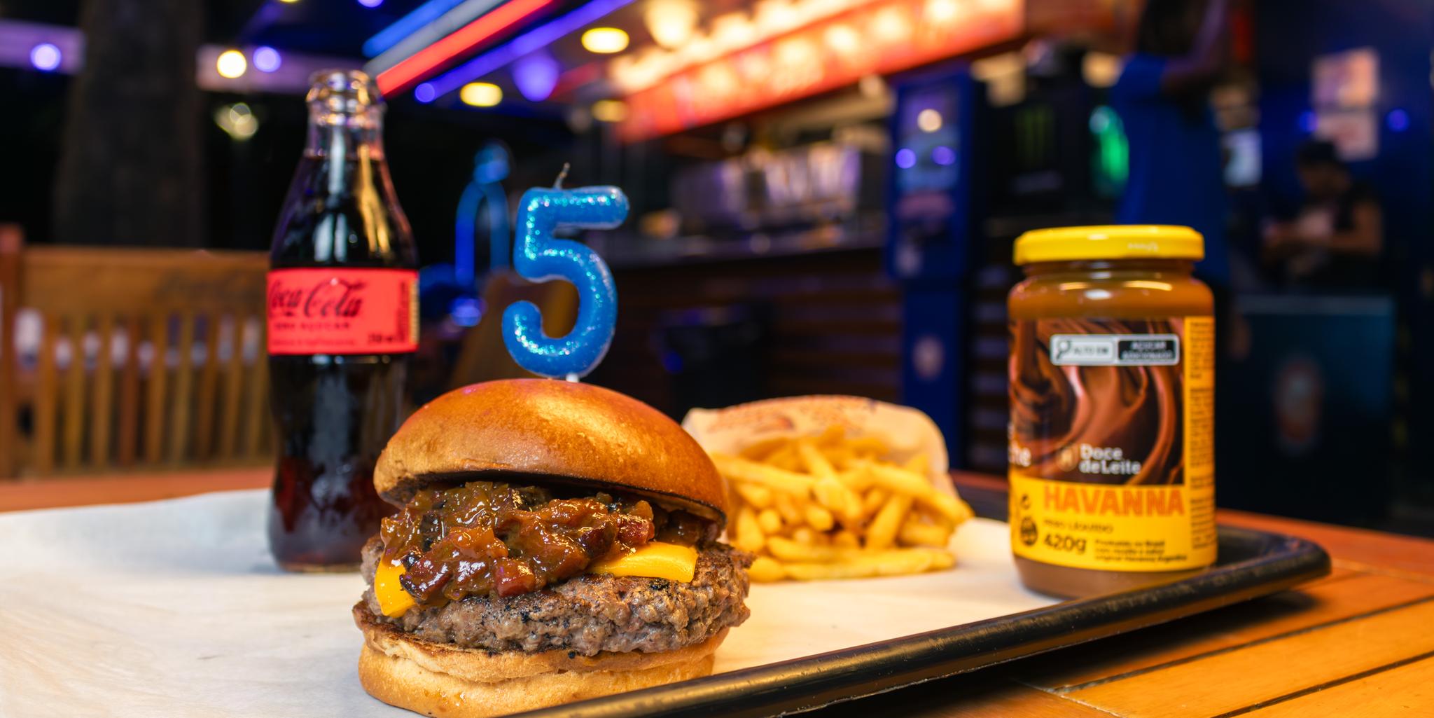 Para comemorar o aniversário, o quiosque de Santos lança hambúrguer que leva doce de leite da Havanna