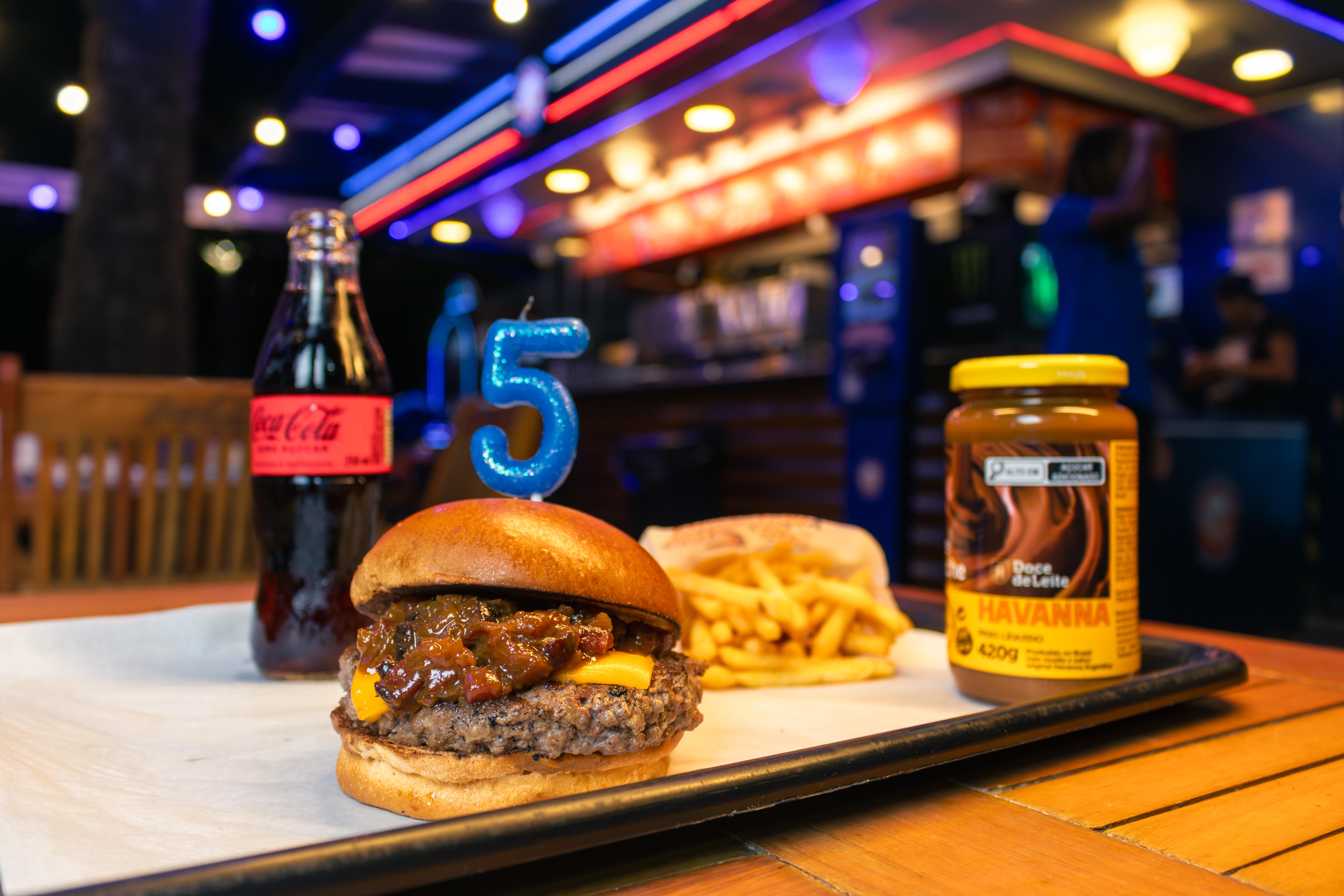 Para comemorar o aniversário, o quiosque de Santos lança hambúrguer que leva doce de leite da Havanna