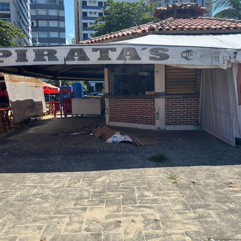 Vítima foi encontrada morta em quiosque localizado na Praia do Itararé, em São Vicente, na madrugada desta sexta-feira (3)