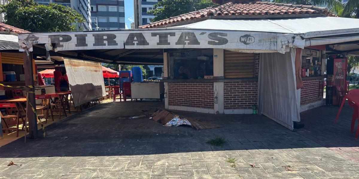 Vítima foi encontrada morta em quiosque localizado na Praia do Itararé, em São Vicente, na madrugada desta sexta-feira (3)