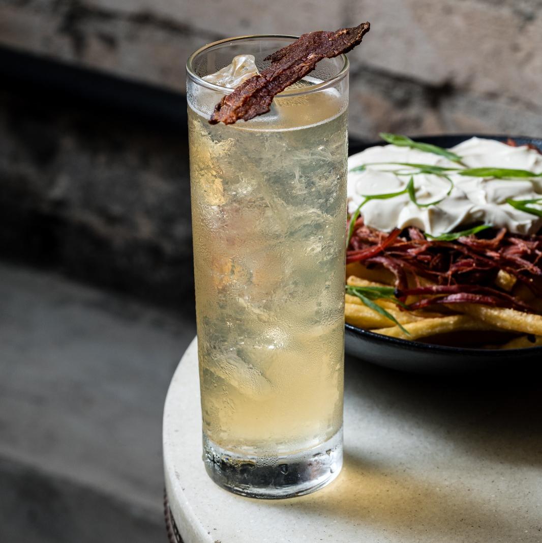 Pastrami Fries para comer e, para beber, o refrescante Pastrami Highball: defumação como protagonista