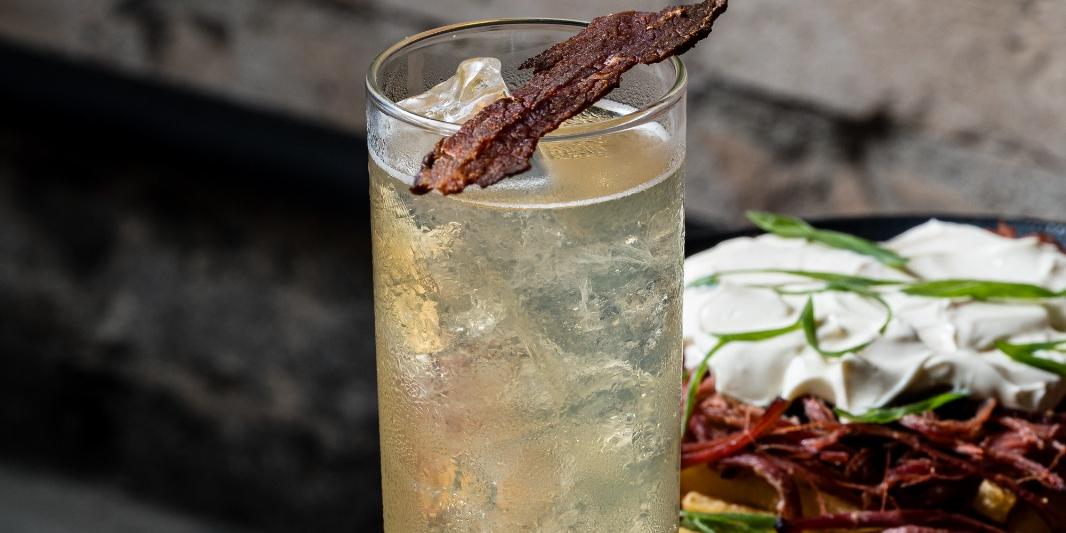 Pastrami Fries para comer e, para beber, o refrescante Pastrami Highball: defumação como protagonista