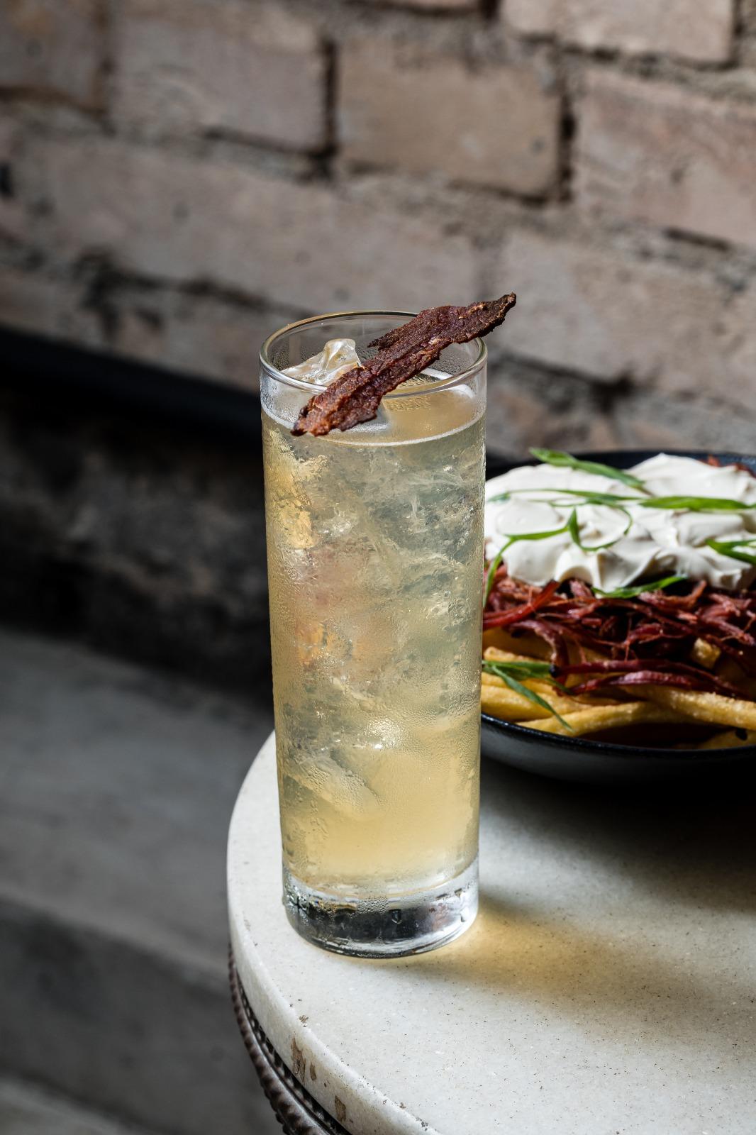 Pastrami Fries para comer e, para beber, o refrescante Pastrami Highball: defumação como protagonista