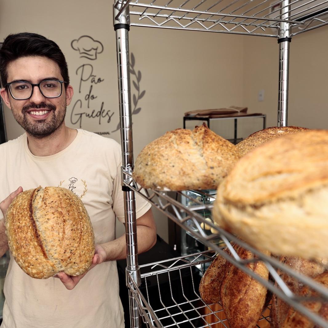 Fabio conta que o pão de azeitonas é o mais vendido seguido do de parmesão