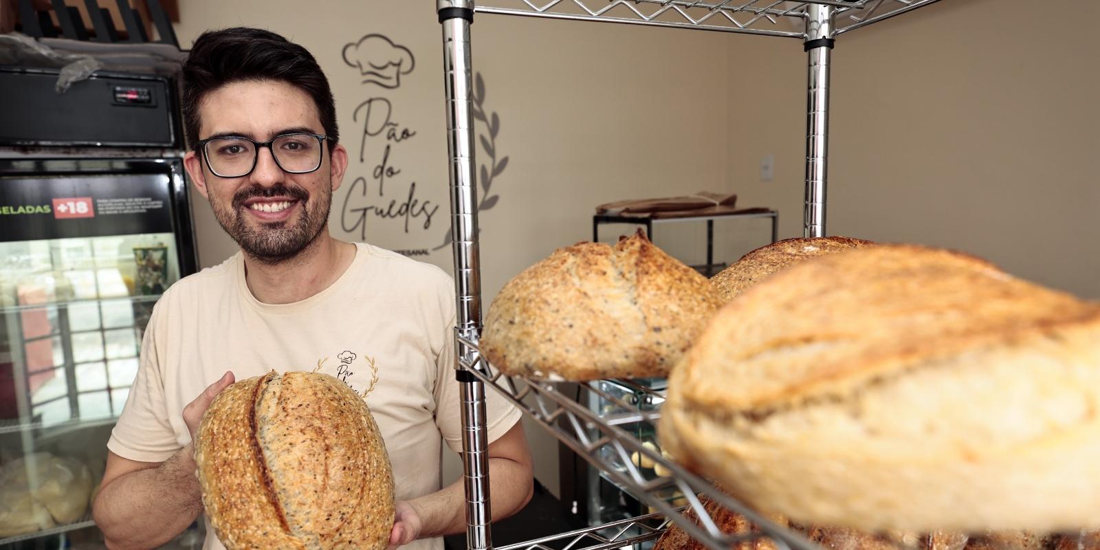 Fabio conta que o pão de azeitonas é o mais vendido seguido do de parmesão