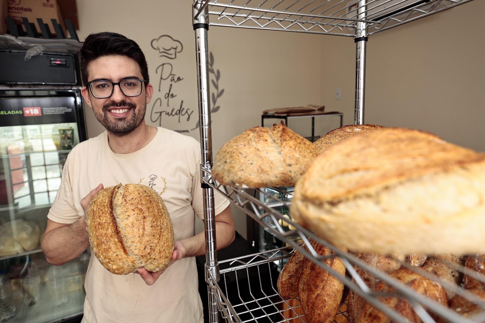 Fabio conta que o pão de azeitonas é o mais vendido seguido do de parmesão