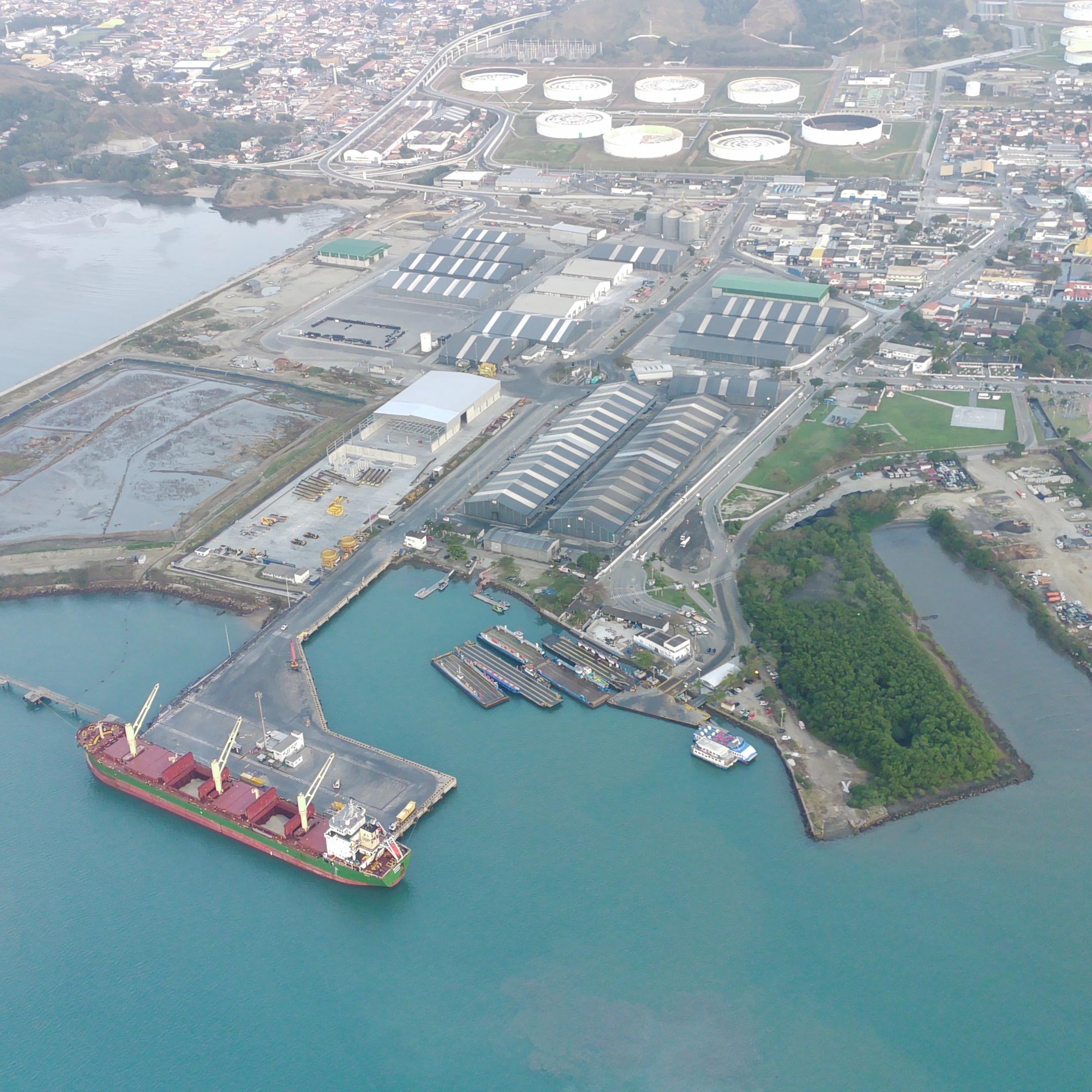 O Porto de São Sebastião possui flexibilidade de acesso marítimo e uma profundidade natural que varia de 18 a 25 metros no canal aquaviário