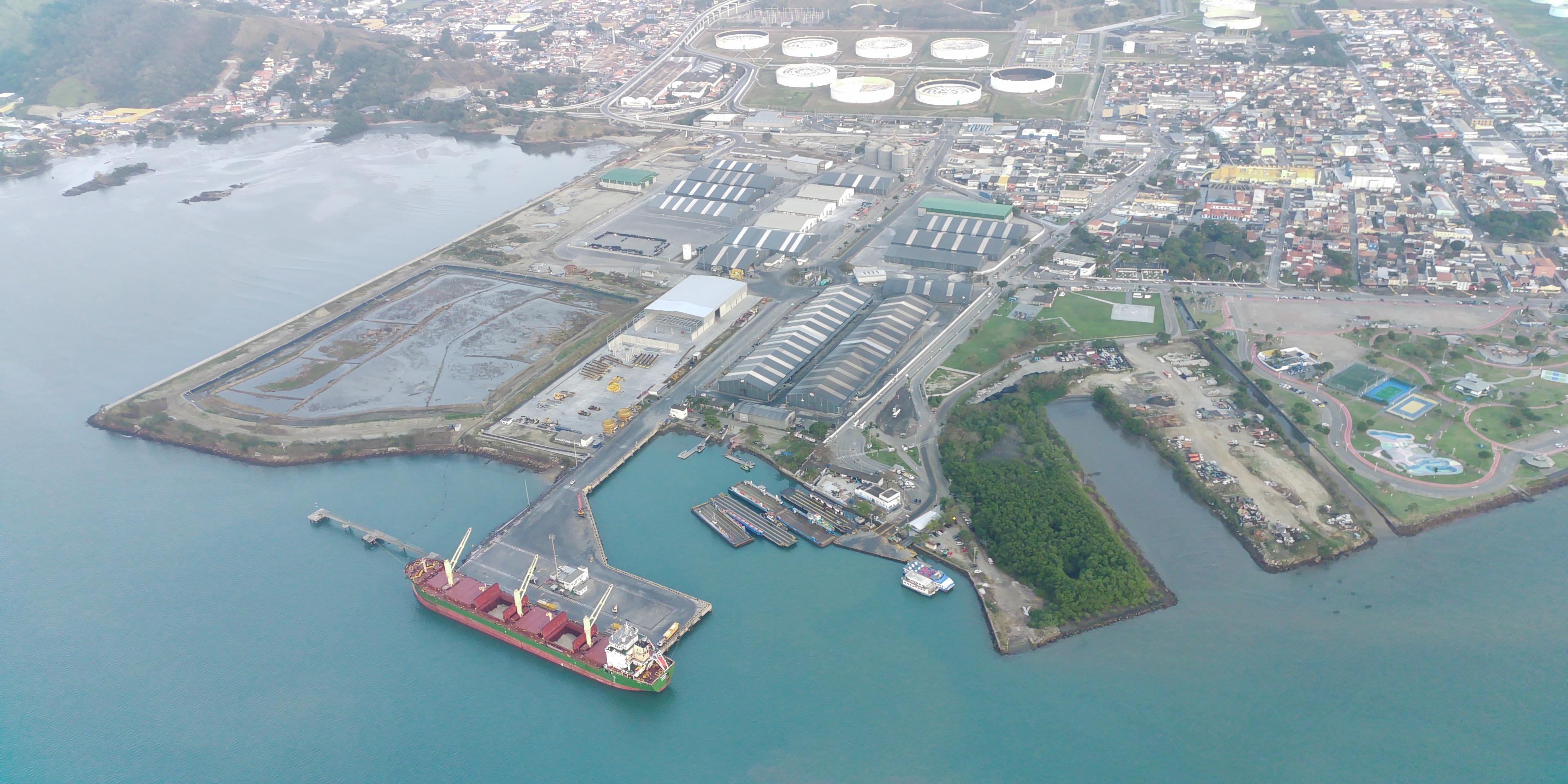 O Porto de São Sebastião possui flexibilidade de acesso marítimo e uma profundidade natural que varia de 18 a 25 metros no canal aquaviário