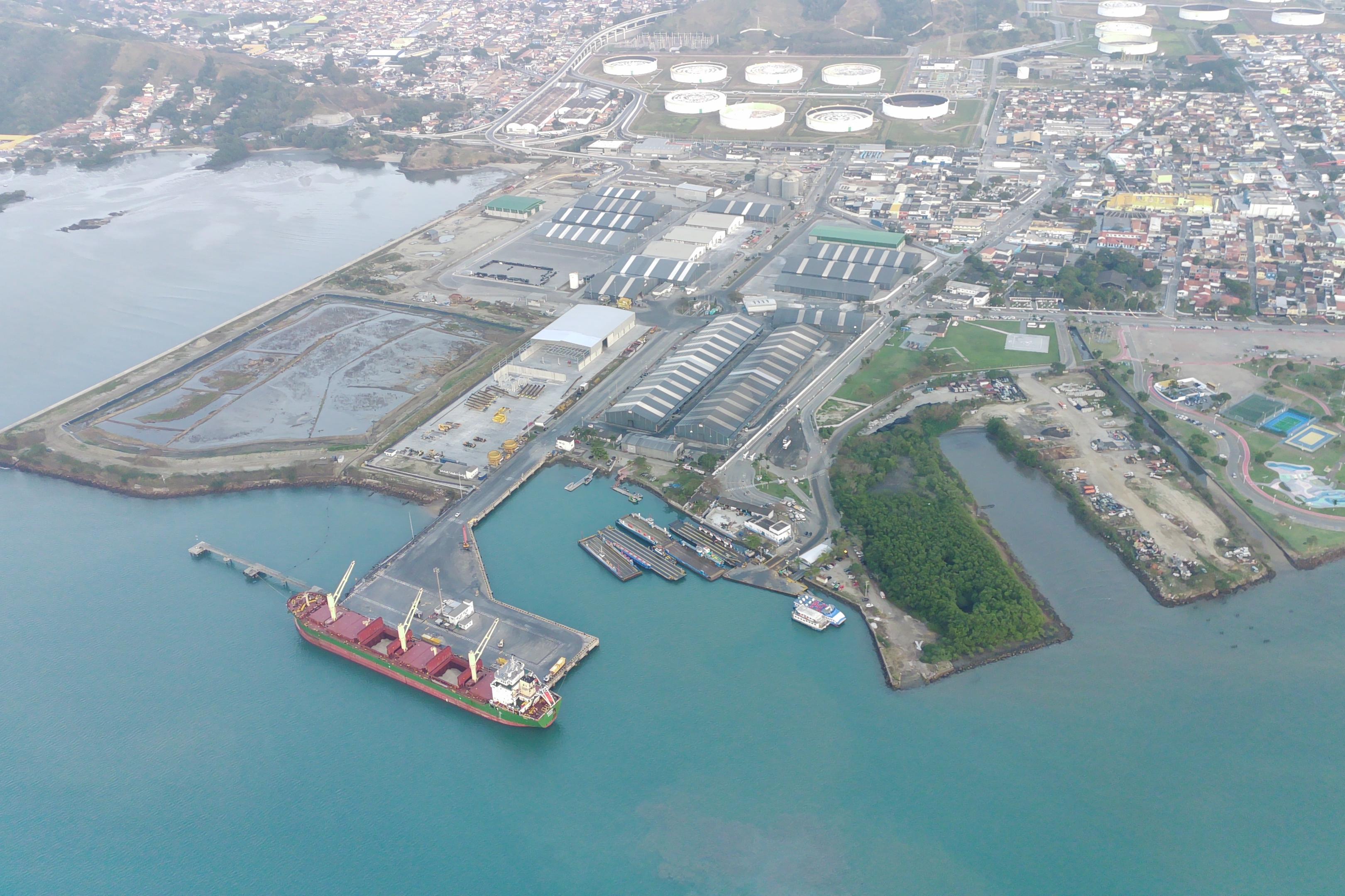 O Porto de São Sebastião possui flexibilidade de acesso marítimo e uma profundidade natural que varia de 18 a 25 metros no canal aquaviário