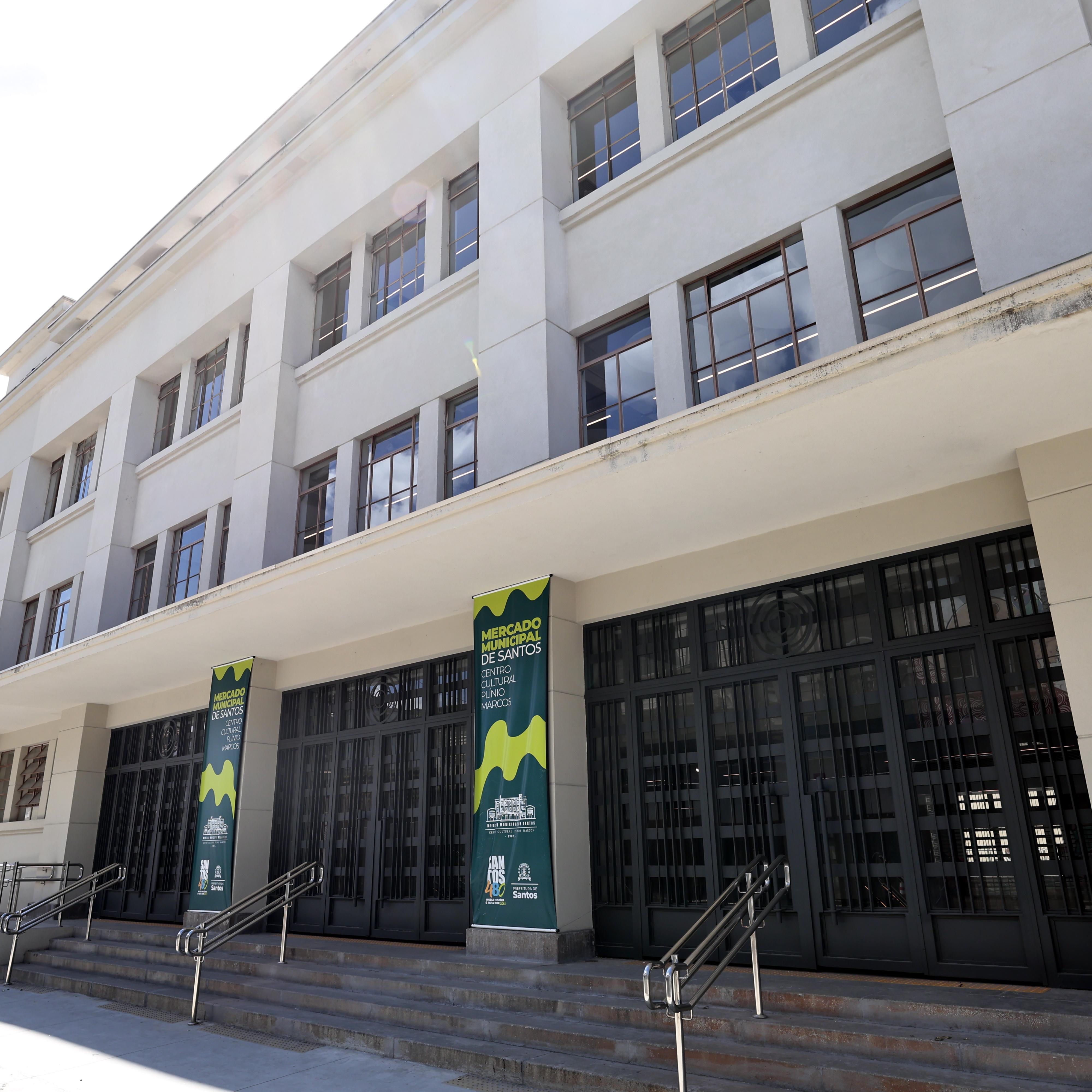 Mais de dois meses após a reinauguração, o Mercado Municipal permanece sem atividade comercial