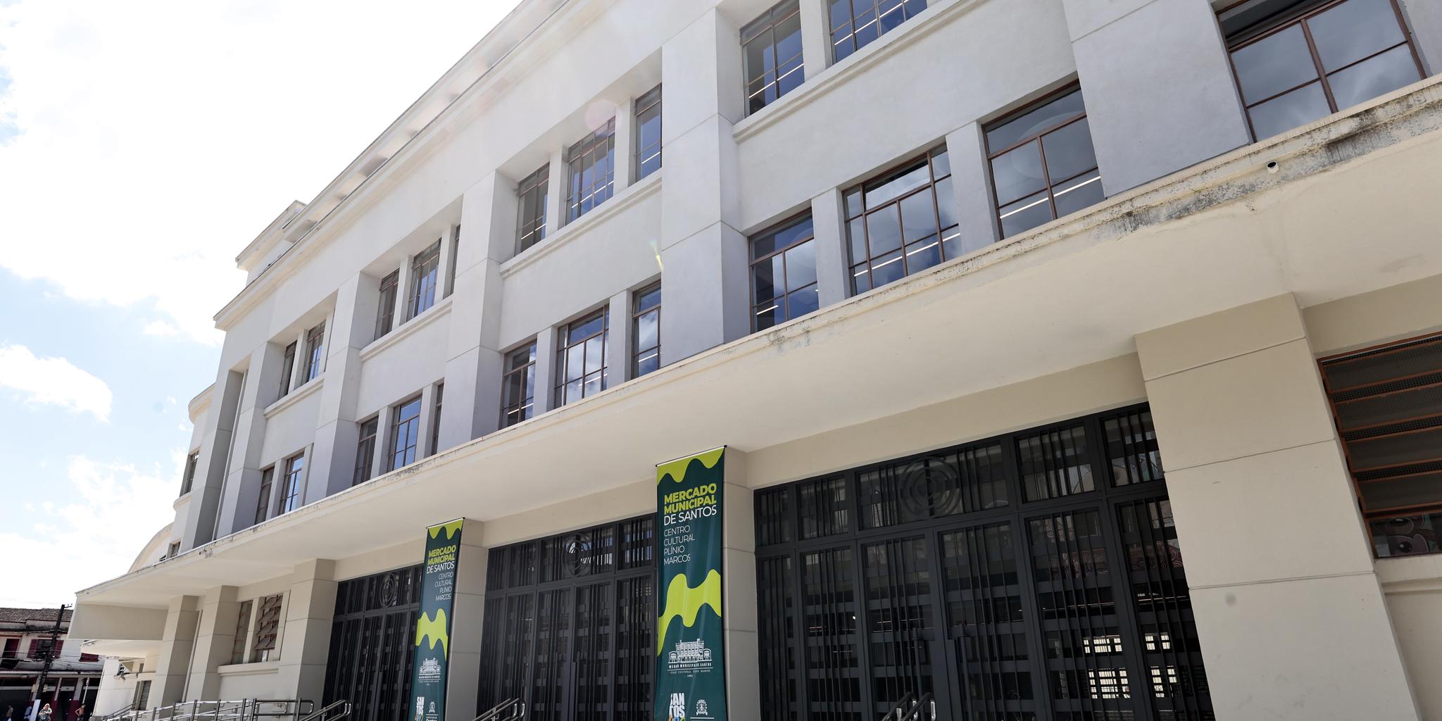 Mais de dois meses após a reinauguração, o Mercado Municipal permanece sem atividade comercial