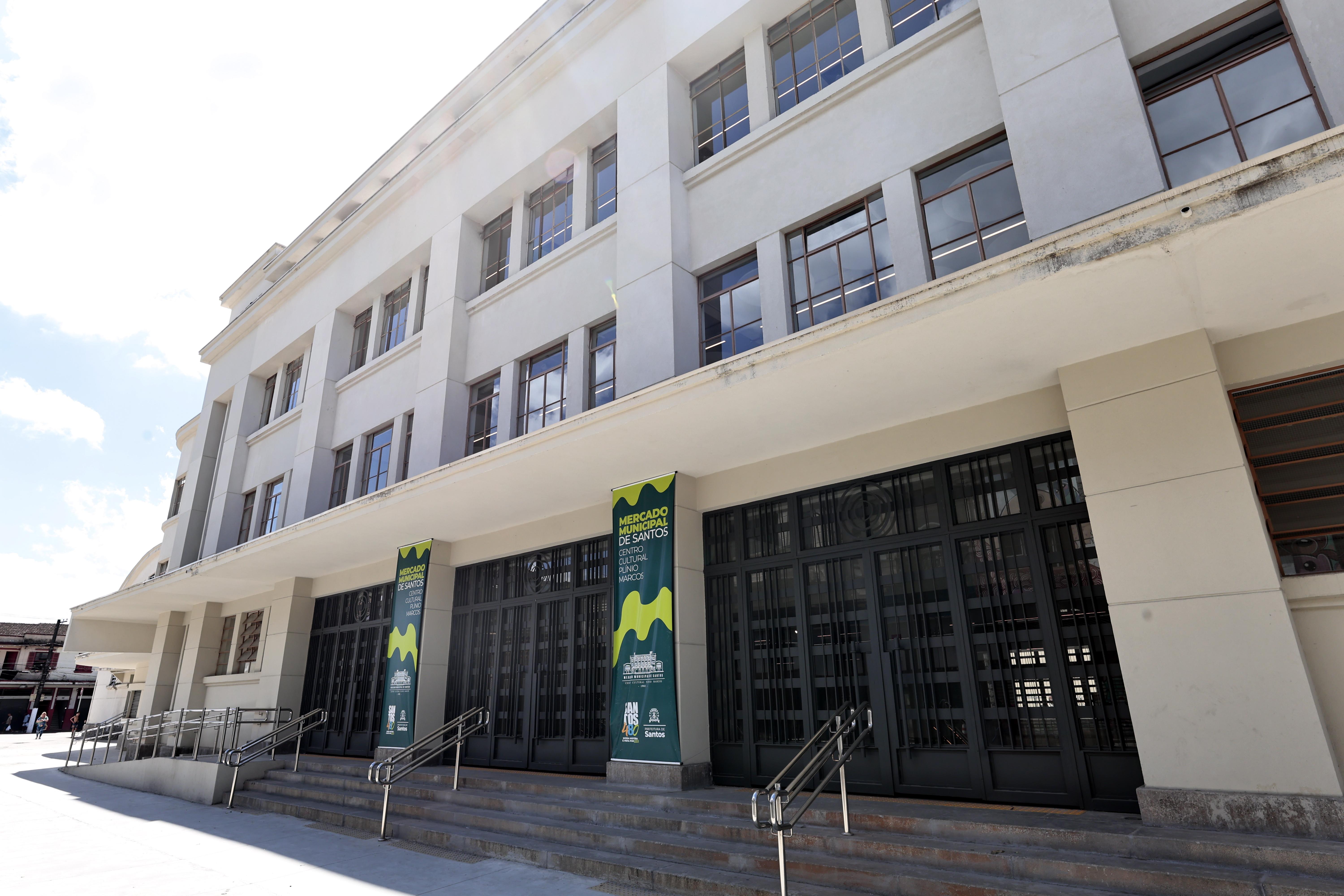 Mais de dois meses após a reinauguração, o Mercado Municipal permanece sem atividade comercial