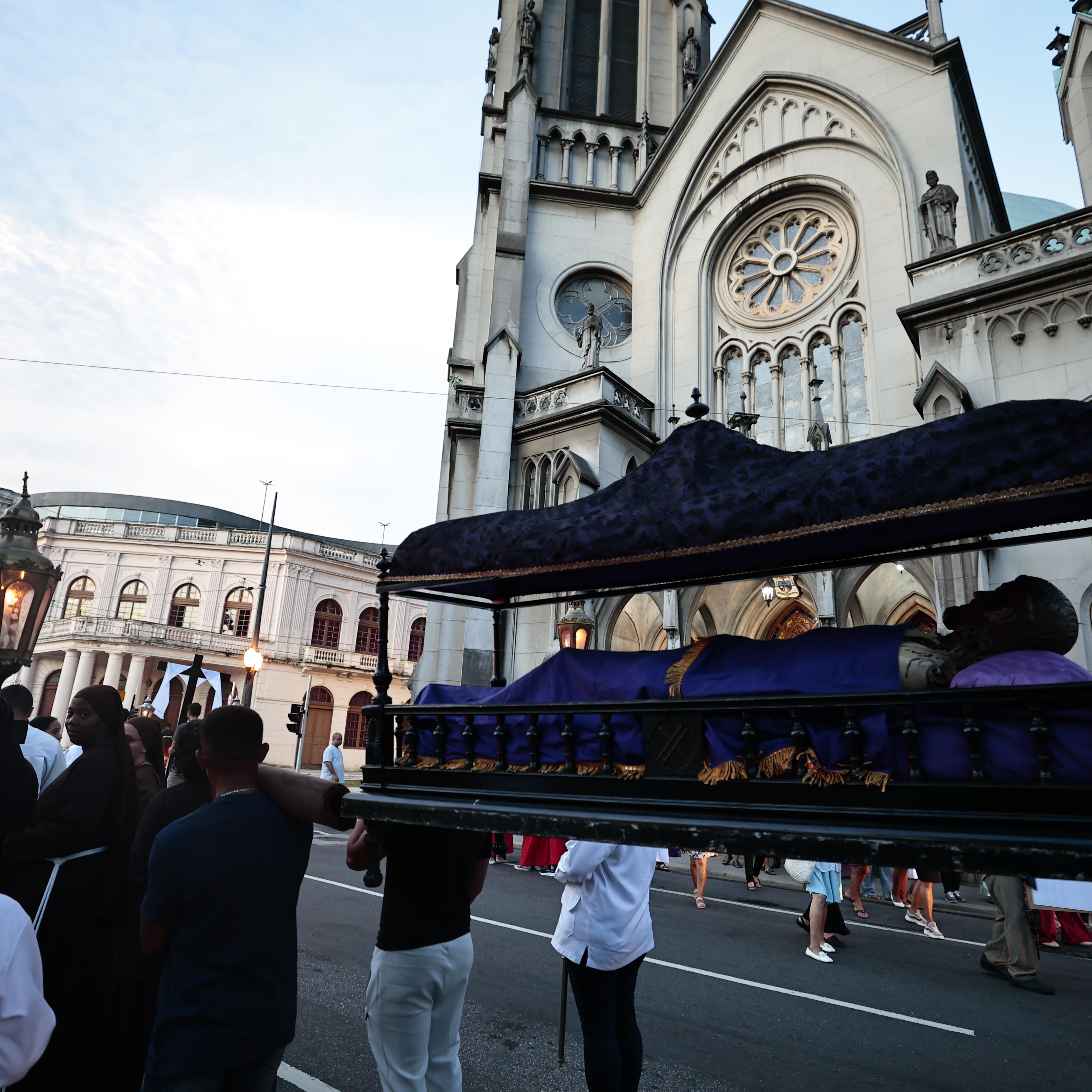 Programação incluiu Procissão do Senhor Morto, com saída da Catedral e fim no Santuário do Valongo