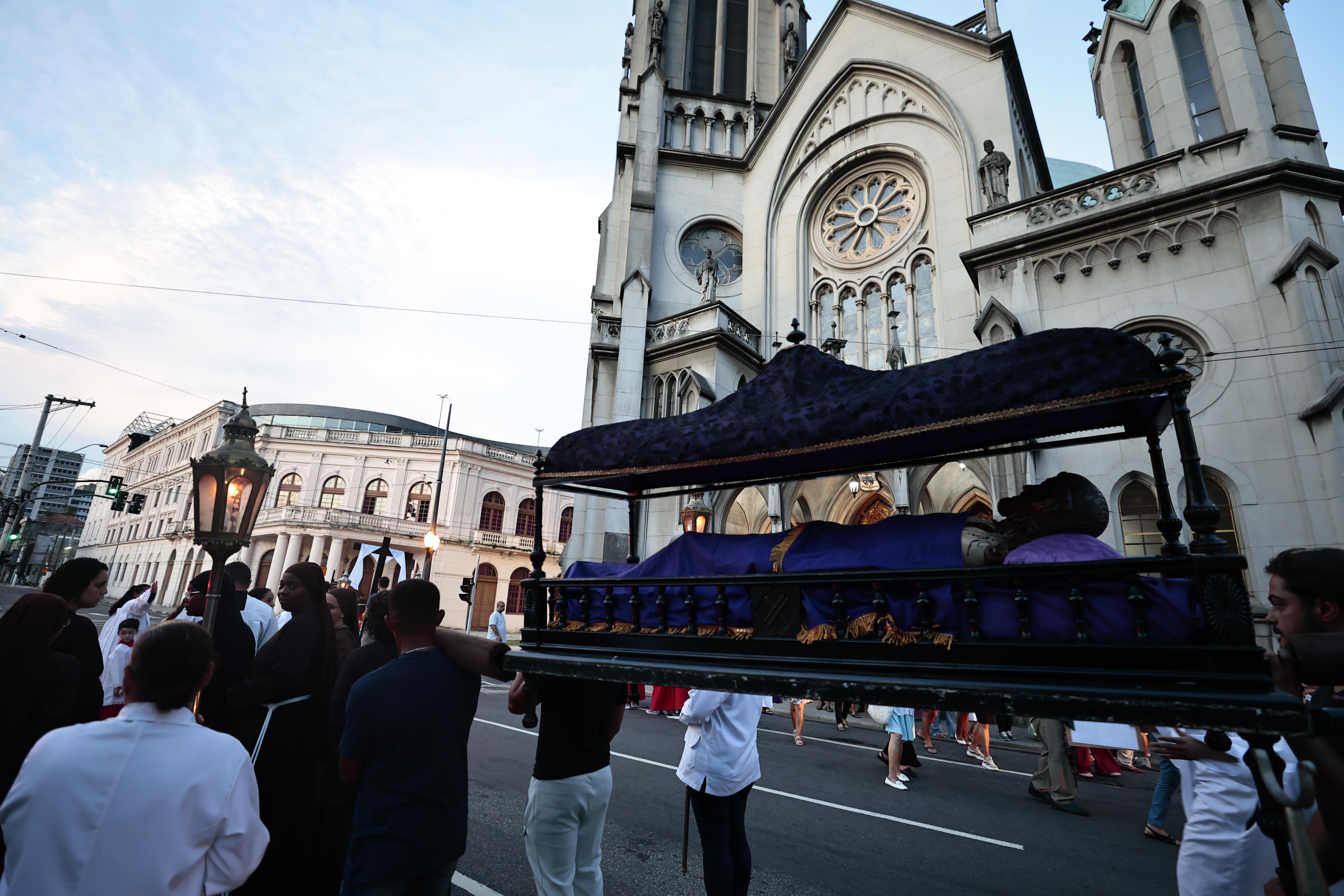 Programação incluiu Procissão do Senhor Morto, com saída da Catedral e fim no Santuário do Valongo