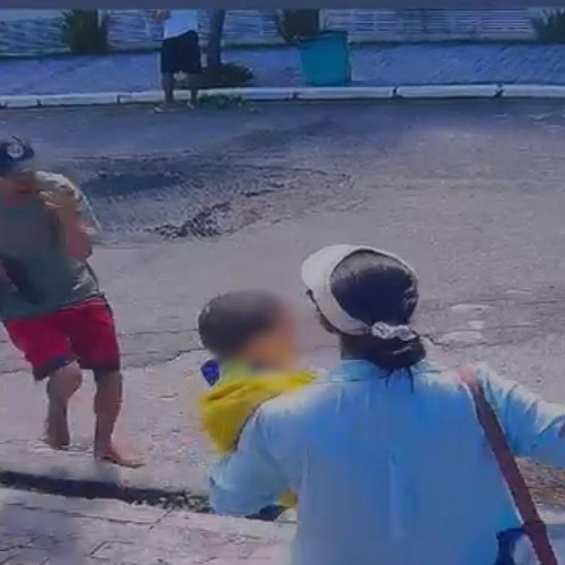 Vítima, que carregava o filho de dez meses no colo, foi abordada enquanto aguardava para entrar no hotel onde estava hospedada, no bairro da Enseada, em Guarujá