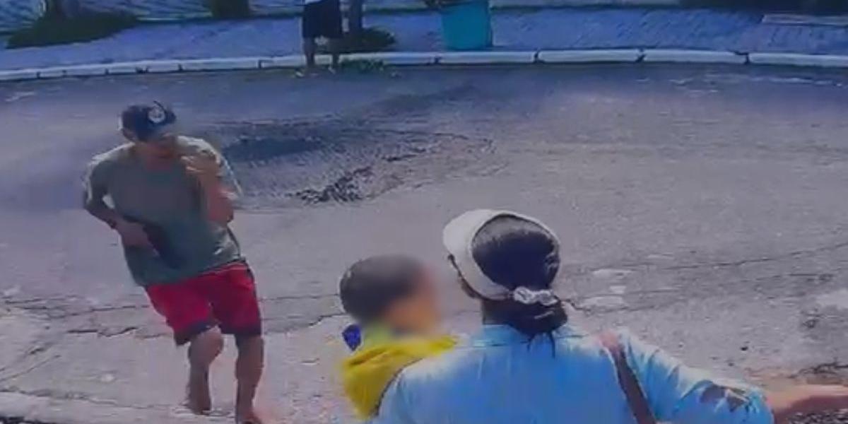 Vítima, que carregava o filho de dez meses no colo, foi abordada enquanto aguardava para entrar no hotel onde estava hospedada, no bairro da Enseada, em Guarujá