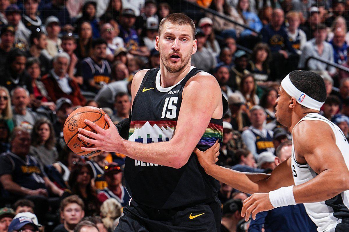 Jokic leva a melhor sobre Wembanyama e decide vitória do Nuggets contra Spurs na NBA