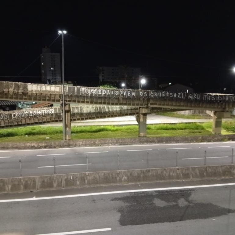 As pichações fazem alusão a Torcida Jovem do Santos