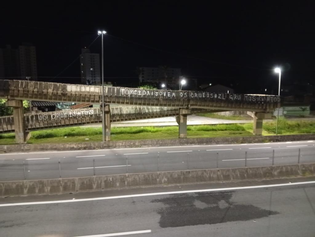 As pichações fazem alusão a Torcida Jovem do Santos