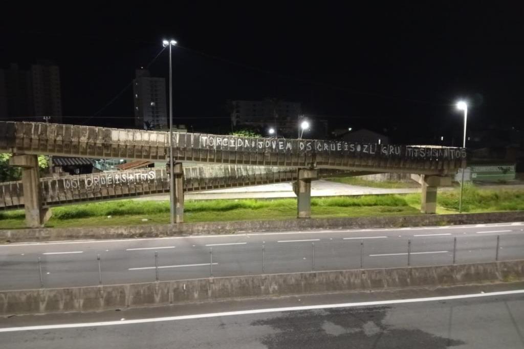 As pichações fazem alusão a Torcida Jovem do Santos