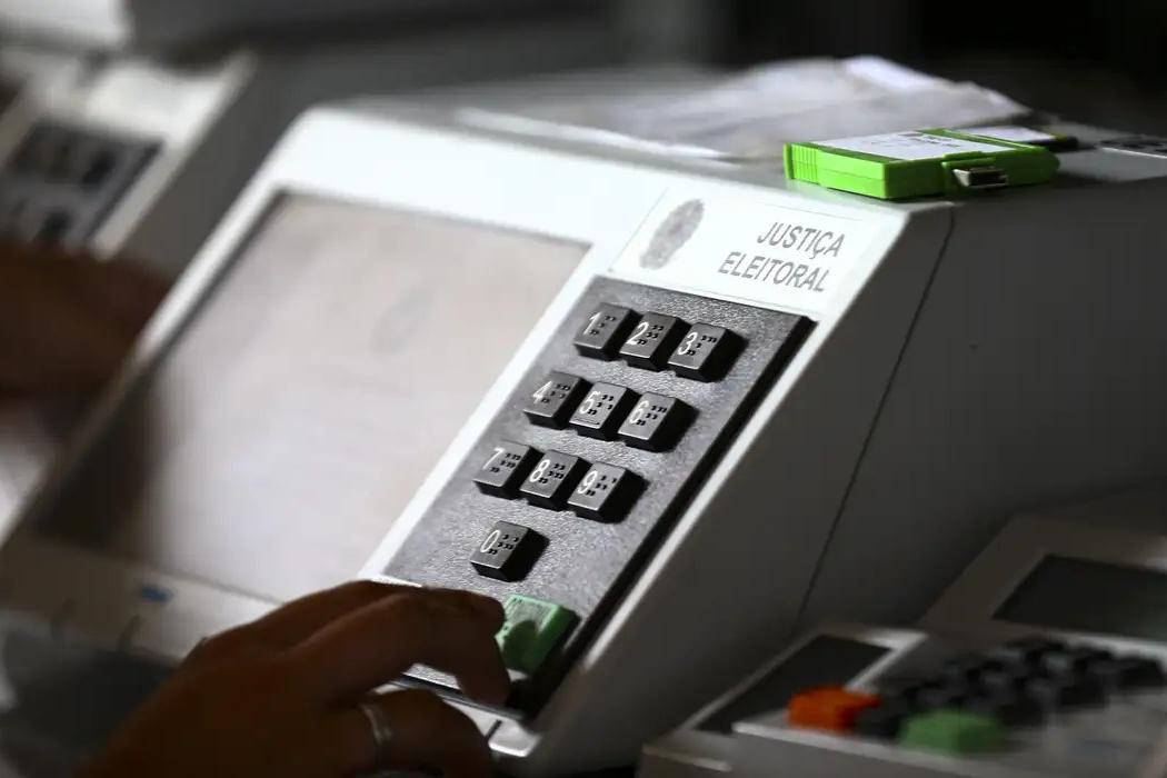 A regra é chamada de desincompatibilização e vale para governadores, prefeitos e ministros de Estado