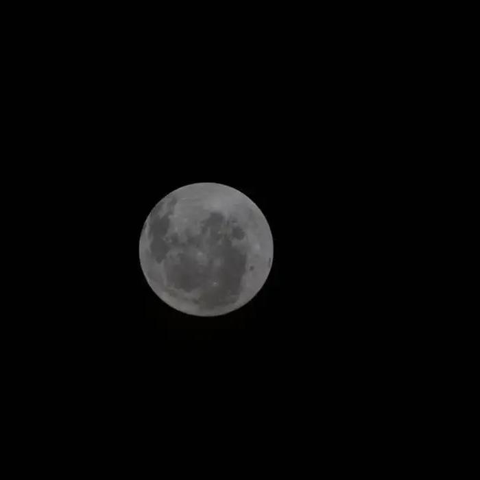 A foto é inédita porque conseguiu capturar a curvatura da Lua a olho nu