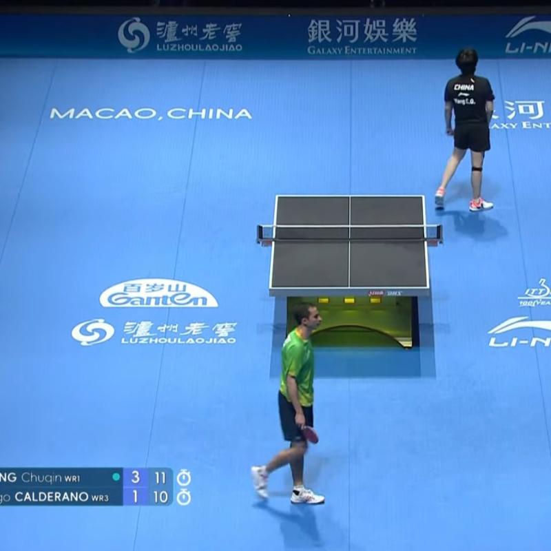 Hugo Calderano perdeu para Wang Chuqin e deixou disputa