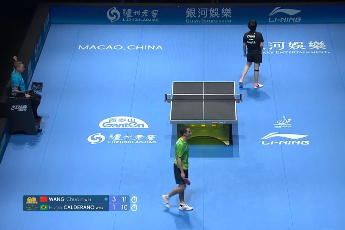 Hugo Calderano perdeu para Wang Chuqin e deixou disputa