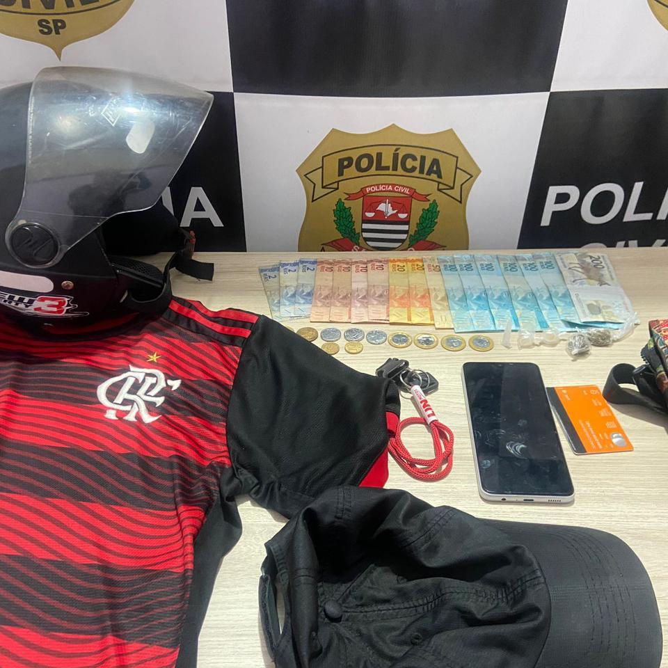 Durante a abordagem, foram localizados dinheiro, drogas, um cartão bancário e um celular