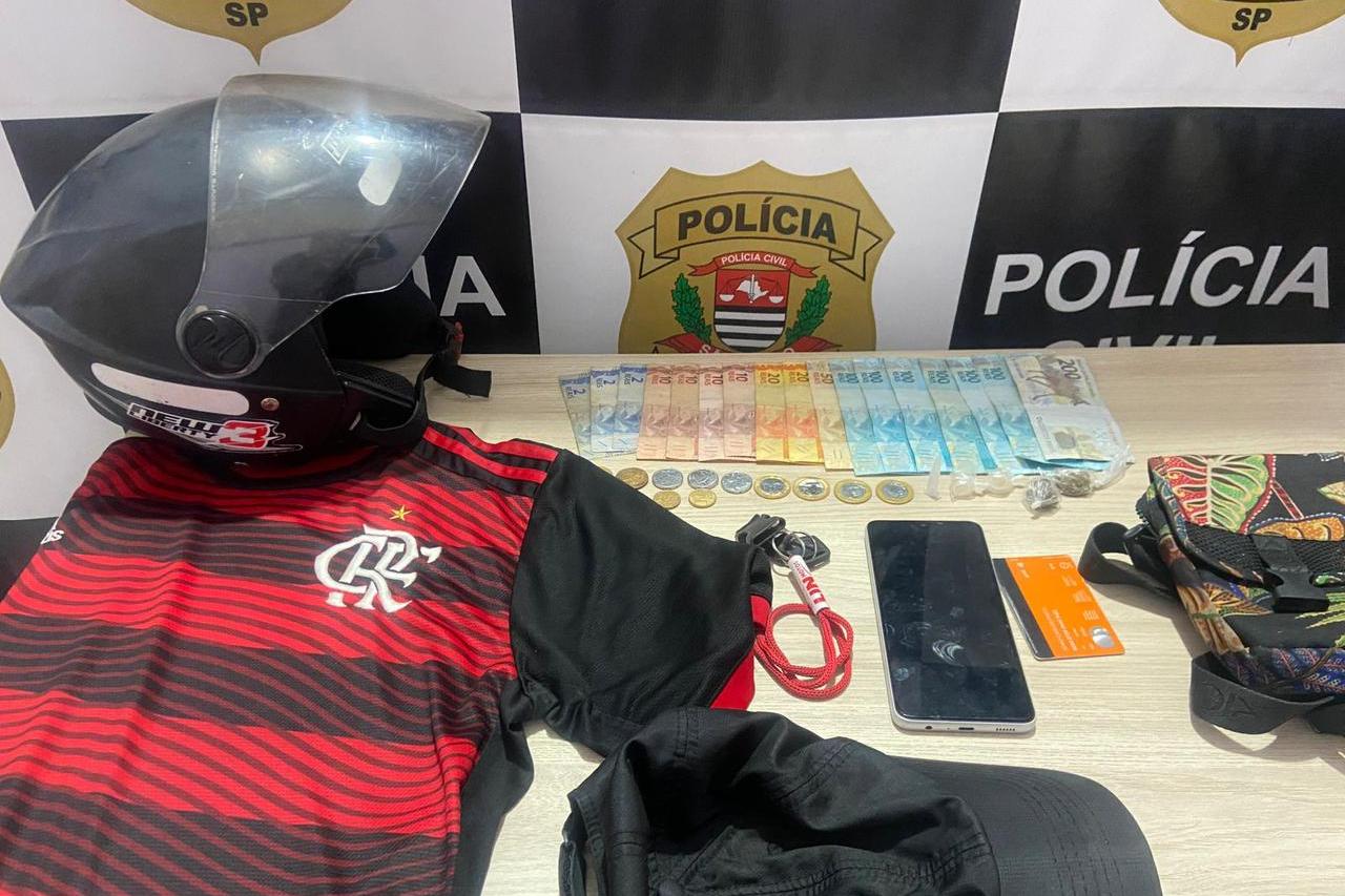Durante a abordagem, foram localizados dinheiro, drogas, um cartão bancário e um celular