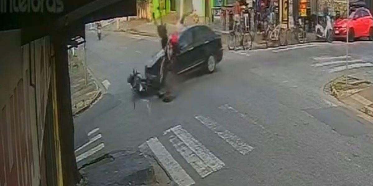 Acidente aconteceu no cruzamento da Alameda das Margaridas com a Rua Manoel Araújo, no bairro Vila Santo Antônio