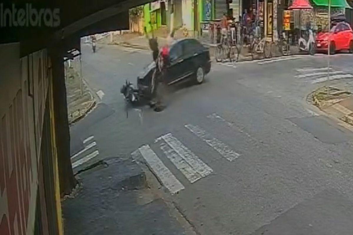 Acidente aconteceu no cruzamento da Alameda das Margaridas com a Rua Manoel Araújo, no bairro Vila Santo Antônio