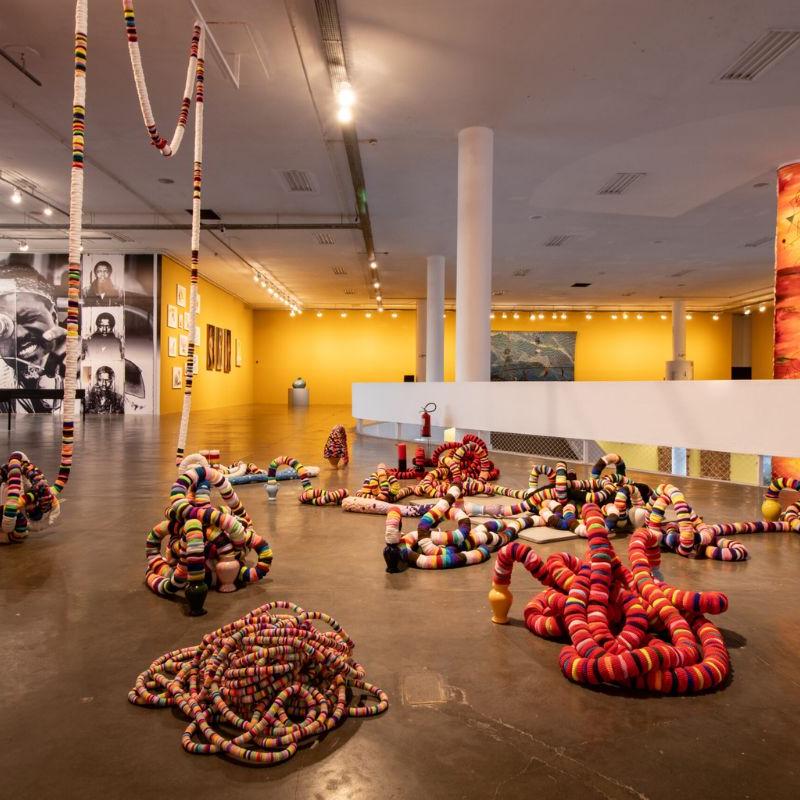 Estarão expostas fotografias, vídeos, instalações e esculturas que abordam processos de migração, construção de identidades, violência estrutural e a busca por pertencimento em territórios em transformação